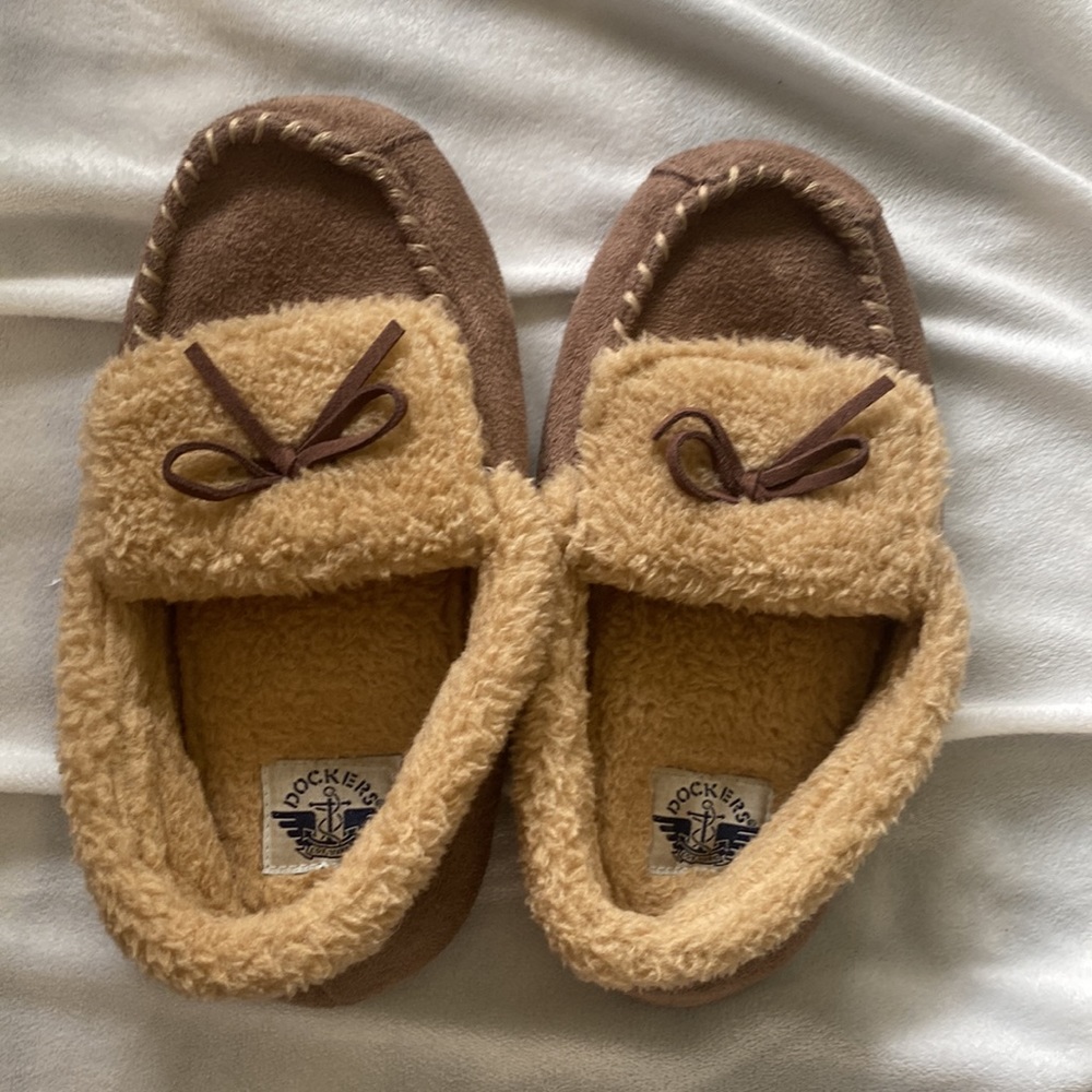 Boys size 2/3 slippers. Like new condition - Picture 2 of 4